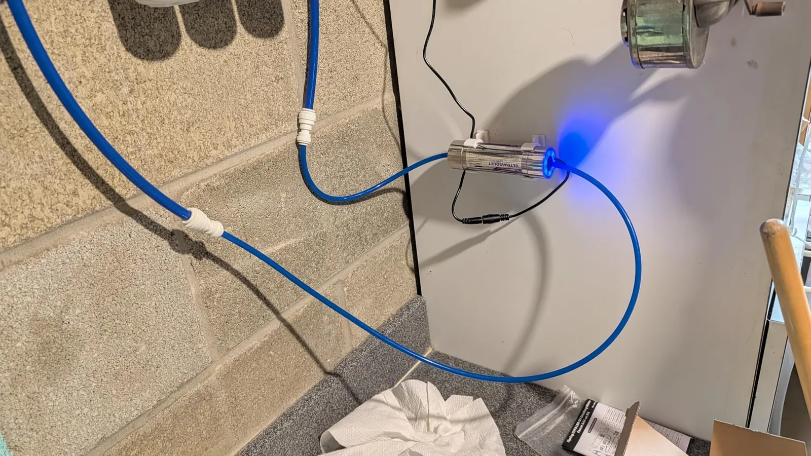 AGLED-40002 installed on an under-sink final drinking-water line